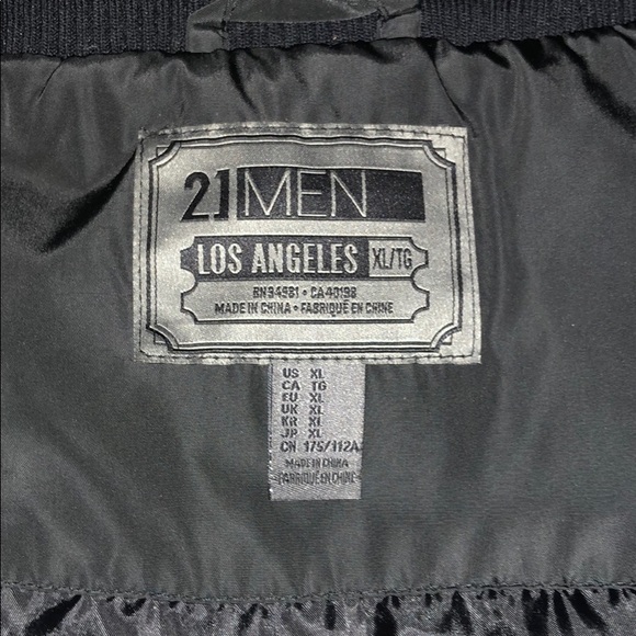 Forever 21 Men’s Puffer Vest - Picture 5 of 5